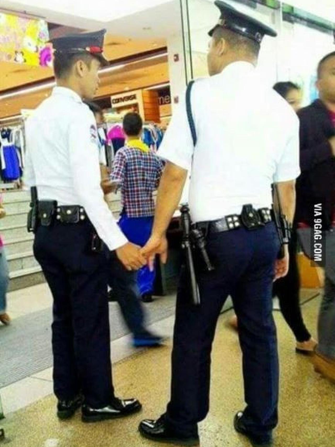 Deretan Potret aksi kocak satpam yang bertugas ini bikin cekikikan